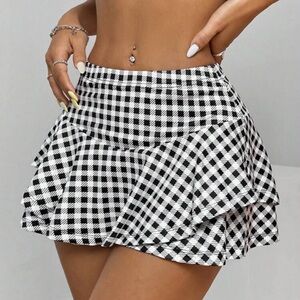 EZwear Women Fashionable Black And White Checkered Printed Ruffled Shorts